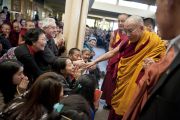 Его Святейшество Далай-лама приветствует своих последователей по завершению учений в главном тибетском храме. Дхарамсала, Индия. 23 октября 2011. Фото: Тензин Чойджор (Офис ЕСДЛ)