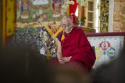 Его Святейшество Далай-лама отвечает на вопросы присутствующих после учений в главном тибетском храме. Дхарамсала, Индия. 23 октября 2011. Фото: Тензин Чойджор (Офис ЕСДЛ)