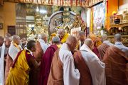 Во время учений в главном тибетском храме, дарованных Его Святейшеством Далай-ламой по просьбе группы буддистов из Кореи. Дхарамсала, Индия. 23 октября 2011. Фото: Тензин Чойджор (Офис ЕСДЛ)