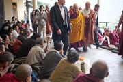 Его Святейшество Далай-лама приветствует своих последователей перед началом учений в главном тибетском храме. Дхарамсала, Индия. 23 октября 2011. Фото: Тензин Чойджор (Офис ЕСДЛ)