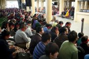 Сотни человек собрались послушать учения Его Святейшества Далай-ламы. Дхарамсала, Индия. 23 октября 2011. Фото: Тензин Чойджор (Офис ЕСДЛ)