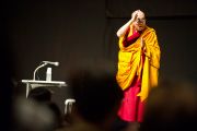 Его Святейшество Далай-лама приветствует аудиторию перед началом лекции в Осаке, Япония. 30 октября 2011. Фото: Тензин Чойджор (Офис ЕСДЛ)