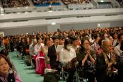 Пришедшие на лекцию Его Святейшества Далай-ламы все вместе читают текст "Сутры сердца". Осака, Япония. 30 октября 2011. Фото: Тензин Чойджор (Офис ЕСДЛ)