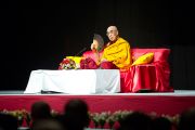 Его Святейшество Далай-лама дает пояснения по "Сутре сердца". Осака, Япония. 30 октября 2011. Фото: Тензин Чойджор (Офис ЕСДЛ)
