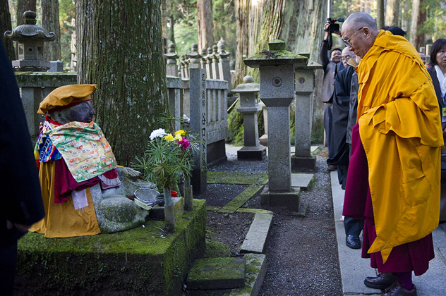 Далай-лама посетил Окуно-ин и даровал предварительные посвящения Ваджрадхату