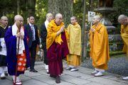 Молодые монахи приветствуют Его Святейшество Далай-ламу у мавзолея Кобо Дайси. Коясан, Япония. 1 ноября 2011. Фото: Тензин Чойджор (Офис ЕСДЛ)
