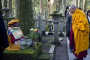 Его Святейшество Далай-лама внимательно рассматривает надгробья и статуи, расположенные вдоль дорожки, ведущей к мавзолею Кобо Дайси. Коясан, Япония. 1 ноября 2011. Фото: Тензин Чойджор (Офис ЕСДЛ)