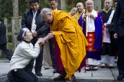 Его Святейшество Далай-лама благословляет свою последовательницу, покидая Окуно-ин. Коясан, Япония. 1 ноября 2011. Фото: Тензин Чойджор (Офис ЕСДЛ)