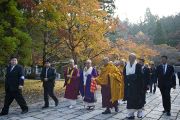 Его Святейшество Далай-лама и сопровождающие направляются к мавзолею основателя школы буддизма сингон. Коясан, Япония. 1 ноября 2011. Фото: Тензин Чойджор (Офис ЕСДЛ)