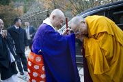 Достопочтенный Юкей Мацунага, глава сингонского храма, приветствует Его Святейшество Далай-ламу в Окуно-ин. Коясан, Япония. 1 ноября 2011. Фото: Тензин Чойджор (Офис ЕСДЛ)