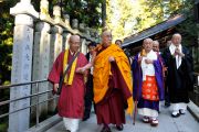 Его Святейшество Далай-лама направляется к мавзолею Кобо Дайси. На столбиках вдоль дорожки написаны тексты молитв. Коясан, Япония. 1 ноября 2011. Фото: Кимимаса Маяма