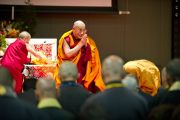 Его Святейшество Далай-лама привествует собравшихся перед началом учений. Коясан, Япония. 1 ноября 2011. Фото: Тензин Чойджор (Офис ЕСДЛ)