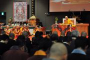 Его Святейшество Далай-лама во время посвящения Ваджрадхату. Коясан, Япония. 2 ноября 2011. Фото: Тензин Чойджор (Офис ЕСДЛ)