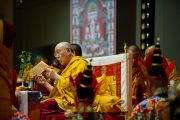 Его Святейшество Далай-лама читает текст посвящения. Коясан, Япония. 2 ноября 2011. Фото: Тензин Чойджор (Офис ЕСДЛ)