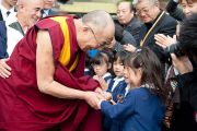Его Святейшество Далай-лама здоровается с детьми, пережившими цунами в марте этого года. Исиномаки, Япония. 5 ноября 2011. Фото: Тензин Чойджор (Офис ЕСДЛ)