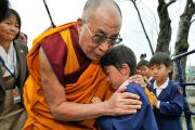 Его Святейшество Далай-лама утешает мальчика, чьи родители погибли во время цунами в марте этого года. Исиномаки, Япония. 5 ноября 2011. Фото: Кимимаса Маяма