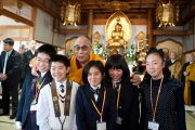 Его Святейшество Далай-лама позирует для групповой фотографии с детьми, подарившими ему цветы в храме Сайкодзи. Исиномаки, Япония. 5 нояря 2011. Фото: Тензин Чойджор (Офис ЕСДЛ)