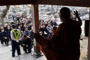 Его Святейшество Далай-лама обращается с речью к собравшимся вокруг храма Сайкодзи. Исиномаки, Япония. 5 нояря 2011. Фото: Кимимаса Маяма