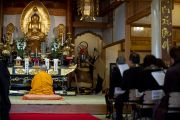 Его Святейшество Далай-лама молится о погибших во время разрушительного цунами в храме Сайкодзи в Исиномаки, Япония. 5 нояря 2011. Фото: Тензин Чойджор (Офис ЕСДЛ)