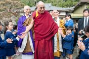 Его Святейшество Далай-лама приветствует детей, переживших цунами в марте этого года. Исиномаки, Япония. 5 нояря 2011. Фото: Тензин Чойджор (Офис ЕСДЛ)
