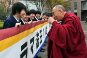 Ученики буддийской школы Сейва Гакуен приветствуют Его Святейшество Далай-ламу. Сендай, Япония. 6 ноября 2011. Фото: Кимимаса Маяма