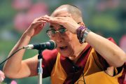 Его Святейшество Далай-лама слушает вопрос из зала после лекции в университете Нихон. Корияма, Япония. 6 ноября 2011. Фото: Кимимаса Маяма