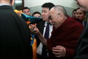Его Святейшество Далай-лама в аэропорту Улан-Батора, Монголия. 8 ноября 2011. Фото: Игорь Янчоглов