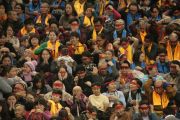 Дээрхийн гэгээнтэн Далай лам олон мянган бурханы шашинтан нарт Жанрайсиг бурханы авшиг хайрлав. Улаанбаатар, Монгол. 2011 оны 11 сарын 10. Фото: Игорь Янчоглов