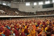 Далай-лама даровал посвящение Авалокитешвары тысячам монгольских буддистов. Улан-Батор, Монголия. 10 ноября 2011. Фото: Игорь Янчоглов