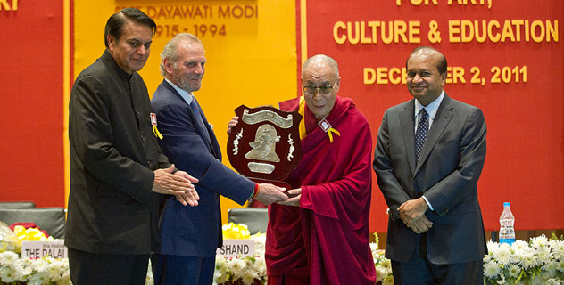 Далай-ламе вручили премию имени Дайавати Моди