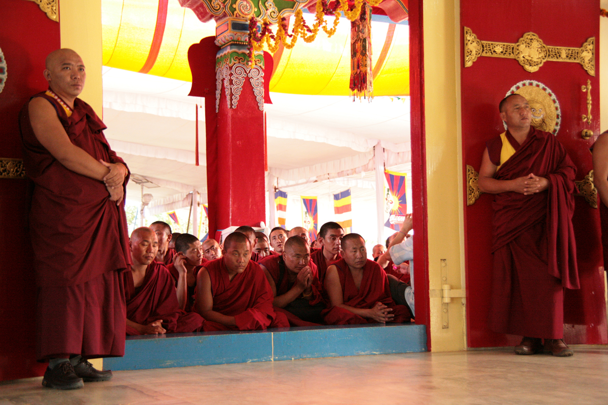 Монастырь Гьюдмед Индия сайт. Странствующие тибетские монахи из монастыря Гьюдмед. Гьюдмед монастырь фото. Верещагин буддийский лама на празднике в монастыре Пемиончи. Тибетский хор слушать