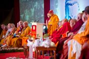 Его Святейшество Далай-лама обращается с речью к делегатам Глобального буддийского конгресса. Нью-Дели, Индия. 30 ноября 2011. Фото: Тензин Чойджор (Офис ЕСДЛ)