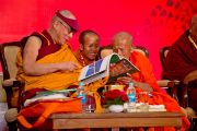 Его Святейшество Далай-лама и другие буддийские лидеры изучают альбом, изданный к Глобальному буддийскому конгрессу. Нью-Дели, Индия. 30 ноября 2011. Фото: Тензин Чойджор (Офис ЕСДЛ)