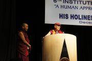 Его Святейшество Далай-лама во время выступления с лекцией "Гуманистический подход к достижению мира на всей планете" в Институте управления Индии. 1 декабря 2011. Фото: Тензин Такла (Офис ЕСДЛ)