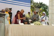 Перед началом торжественного празднования столетия со дня рождения матери Терезы Его Святейшеству Далай-ламе поднесли цветы. Калькутта, Индия. 1 декабря 2011. Фото: Тензин Такла (Офис ЕСДЛ)