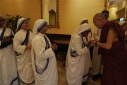 Сестры ордена "Миссионеры милосердия" приветствуют Его Святейшество Далай-ламу. Калькутта, Индия. 1 декабря 2011. Фото: Тензин Такла (Офис ЕСДЛ)