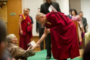 Его Святейшество Далай-лама приветствует гостей церемонии  вручения премии имени Дайавати Моди. Нью-Дели, Индия. 2 декабря 2011. Фото: Тензин Чойджор (Офис ЕСДЛ)