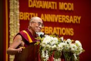 Его Святейшество Далай-лама выступает с ответной речью на церемонии вручения премии имени Дайавати Моди. Нью-Дели, Индия. 2 декабря 2011. Фото: Тензин Чойджор (Офис ЕСДЛ)