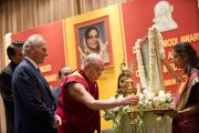 Его Святейшество Далай-лама зажигает светильник на открытии торжественной церемонии вручения премии имени Дайавати Моди. Нью-Дели, Индия. 2 декабря 2011. Фото: Тензин Чойджор (Офис ЕСДЛ)