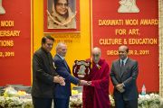 Фонд имени Дайавати Моди торжественно вручил Его Святейшеству Далай-ламе 250 тысяч индийских рупий, серебряный знак и почетную грамоту. Нью-Дели, Индия. 2 декабря 2011. Фото: Тензин Чойджор (Офис ЕСДЛ)