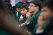Ученики школы для детей из неблагополучных семей Шикша Кендра слушают выступление Его Святейшества Далай-ламы. Нью-Дели, Индия. 3 декабря 2011. Фото: Тензин Чойджор (Офис ЕСДЛ)