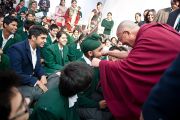 Его Святейшество Далай-лама во время посещения школы для детей из неблагополучных семей Шикша Кендра. Нью-Дели, Индия. 3 декабря 2011. Фото: Тензин Чойджор (Офис ЕСДЛ)