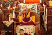 Его Святейшество Далай-лама наблюдает за философским диспутом в монастыре Гьюдмед. Индия, штат Карнатака. 5 декабря 2011. Фото Игоря Янчеглова