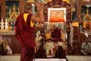 Монахи монастыря Гьюдмед демонстрируют Его Святейшеству Далай-ламе свое искусство ведения философского диспута. Индия, штат Карнатака. 5 декабря 2011. Фото Игоря Янчеглова