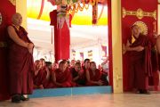 Монахи монастыря Гьюдмед слушают учения Его Святейшества Далай-ламы. Индия, штат Карнатака. 6 декабря 2011. Фото Игоря Янчеглова