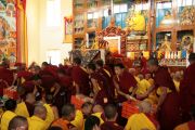 На учениях Его Святейшества Далай-ламы в монастыре Гьюдмед. Монахи раздают хлеб и чай слушателям. Индия, штат Карнатака. 6 декабря 2011. Фото Игоря Янчеглова