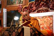 Его Святейшество Далай-лама во время учений в монастыре Гьюдмед. Индия, штат Карнатака. 6 декабря 2011. Фото Игоря Янчеглова