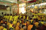 Большой молитвенный зал в монастыре Гьюдмед во время молебна о долголетии Его Святейшества Далай-ламы. Индия, штат Карнатака. 7 декабря 2011. Фото Игоря Янчеглова