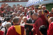 Его Святейшество Далай-лама приветствует своих последователей в монастыре Гьюдмед. Индия, штат Карнатака. 7 декабря 2011. Фото Игоря Янчеглова