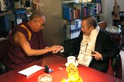Его Святейшество Далай-лама с Вацлавом Гавелом во время встречи в Праге 10 декабря 2011. Фото: Ondrej Besperat